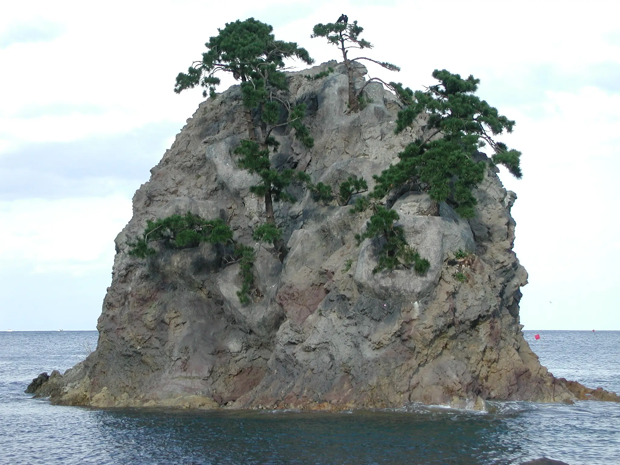 義経海浜公園　甲（かぶと）岩